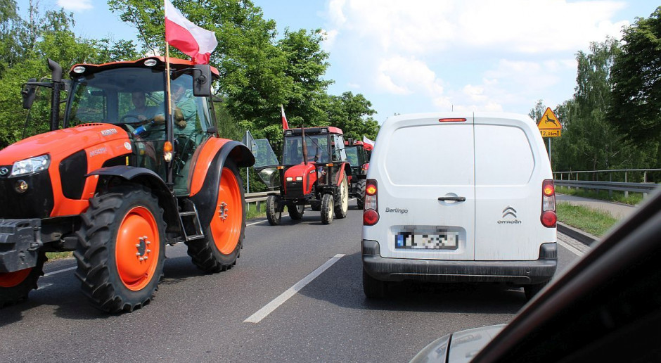 Plantatorzy truskawek zorganizowali traktorowy protest w powiecie płońskim. (foto z protestu w Sieradzu) Plantatorzy truskawek protestowali w Płońsku