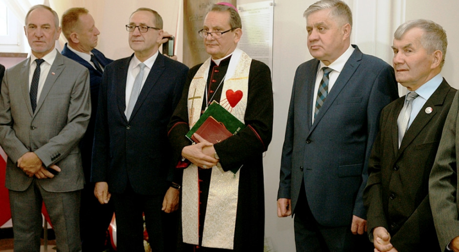 Podczas uroczystości odsłonięto tablicę "Niepodległa RP w Hołdzie Polskich Rolnikom za ich heroiczną postawę w walce z komunistyczną władzą w latach 1944-1988"; Fot. MRiRW Premier: Wieś pozostaje ważnym źródłem siły i narodowej tożsamości Polaków