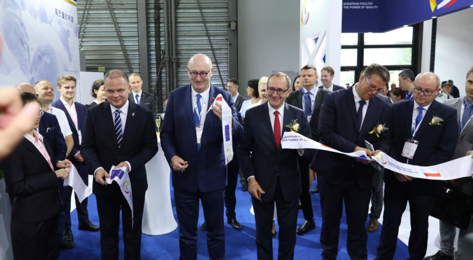 Od lewej Łukasz Dominiak, Phil Hogan i Jacek Bogucki podczas owarcia stoiska na tatgach Sial China Fot. materiały prasowe KRD-IG KRD-IG podsumowuje wizytę w Chinach
