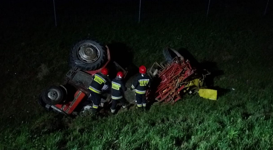 Rolnik miał wiele szczęścia, bo ciągnik stoczył się ze stromej skarpy. foto: Policja Tir wjechał w ciągnik rolniczy z opryskiwaczem