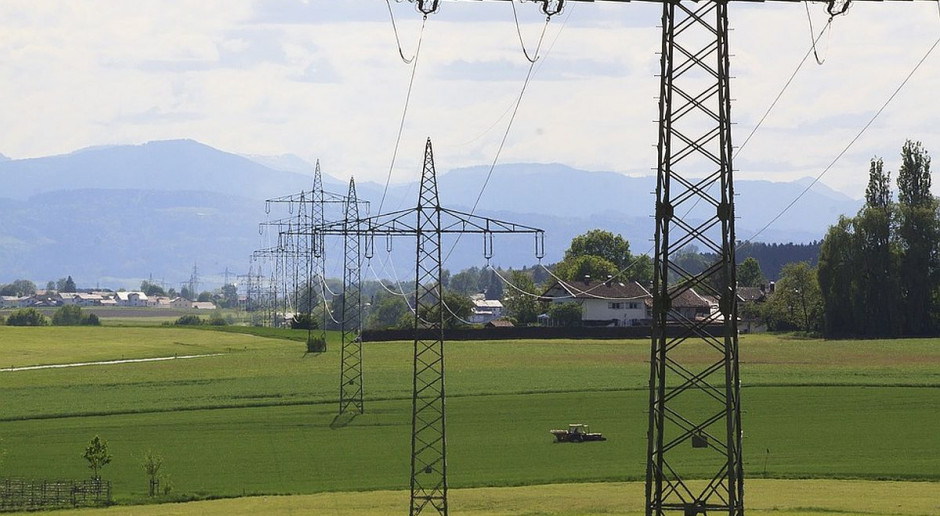Do wypadku doszło pod linią wysokiego napięcia, która przebiega przez pole. foto: pixabay Prąd poraził na polu trzy osoby. Zginął traktorzysta