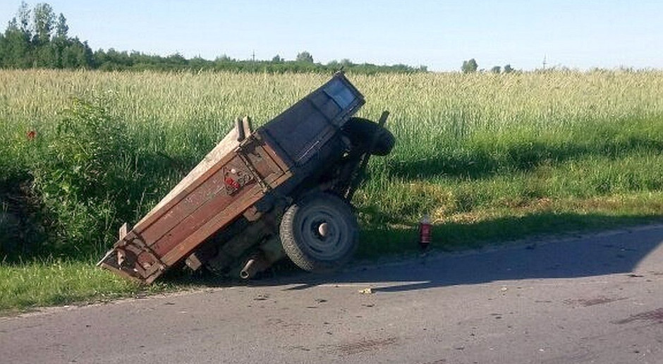 W wyniku zderzenia wóz nie nadawał się do użytku; Fot. Policja Samochód najechał na wóz konny
