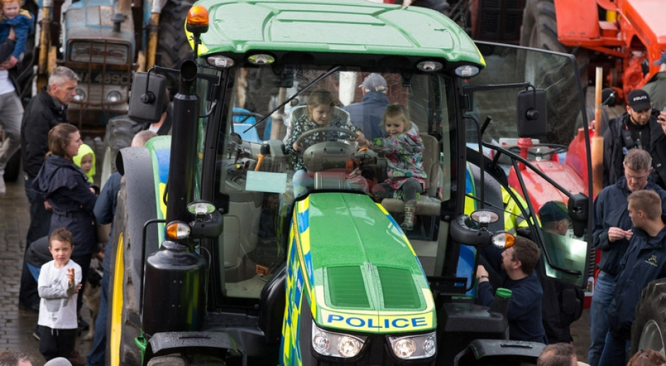 Bobby to policyjny traktor, który już teraz wzbudza ogromne zainteresowanie; Fot. Police Oracle Z radiowozu przesiądą się do ciągnika