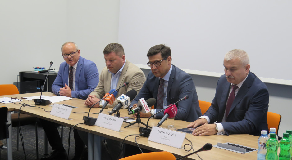Od lewej: Wojciech Adamczyk rzecznik prasowy KOWR, Grzegorz Czochański prezes Stadniny Koni Janów Podlaski, Maciej Grzechnik prezes Stadniny Koni Michałów i Bogdan Szumański prezes Stadniny Koni Białka Fot. JK Prezesi stadnin koni arabskich potwierdzają tegoroczną Pride of Poland