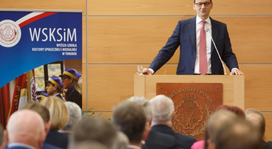 Morawiecki uczestniczył w konferencji "Gospodarcza Suwerenność" w Wyższej Szkole Kultury Społecznej i Medialnej w Toruniu, fot. premier.gov.pl Premier: W ciągu kilku tygodni pokażemy specjalny pakiet wsparcia rolników