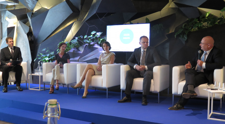 Od lewej: Łukasz Rawa (moderator), Aleksandra Porada (KRD-IG), Magdalena Panasiuk-Krasińska (Superdrob), Łukasz Dominiak (KRD-IG) i Bartosz Urbaniak (Bank BGŻ BNP Parisbas). Fot. JK Raport „Rynek mięsa drobiowego”
