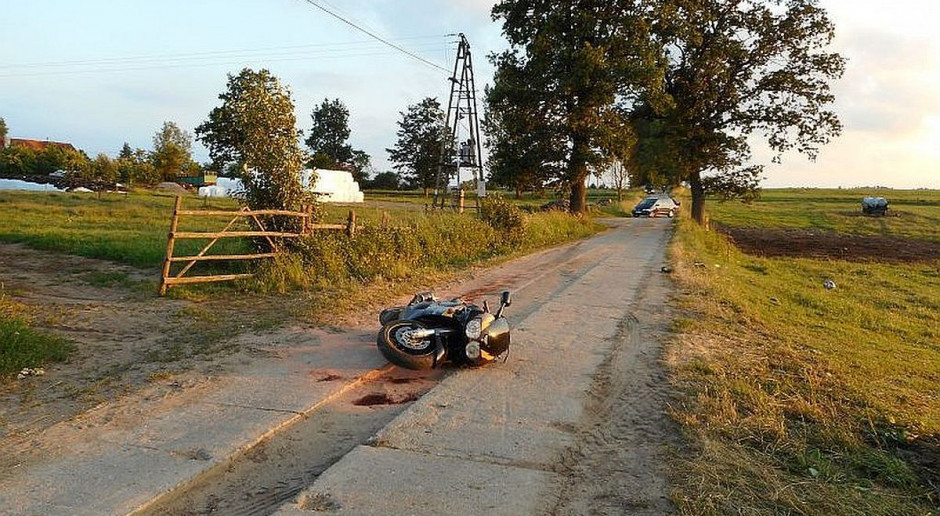 Do wypadku doszło przez linę ułatwiającą przepędzanie bydła. foto: Policja Motocyklista najechał na linę do przepędzania bydła
