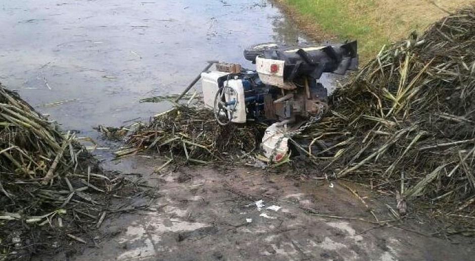 Pod Tczewem ciągnik wpadł do stawu razem z kierowcą; Fot. Policja Gospodarze pod traktorami. Jeden rolnik zginął, drugi w szpitalu