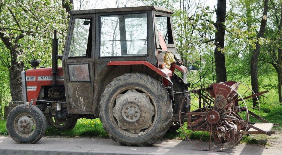 Według resortu infrastruktury wkrótce badania techniczne ciągnika będzie można zrobić poza stacjami kontroli. foto: Policja Badania techniczne ciągnika także poza stacją kontroli