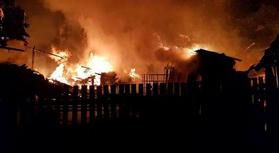 Stodoła i dom spłonęły w pożarze pod Jędrzejowem; Fot. Straż Pożarna Spłonęło gospodarstwo w Świętokrzyskiem