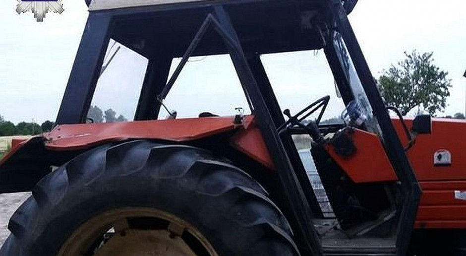 Nocna wycieczka traktorem miała tragiczny finał; Fot. Policja Traktorem w drzewo. Zginął osiemnastoletni pasażer