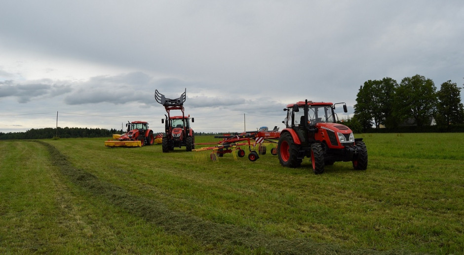 Podczas Zetor Tractor Show na Litwie i w Estonii główny nacisk położono na zaprezentowanie ciągników Zetor współpracujących z maszynami zielonkowymi; fot. prasowe Ciągniki Zetor ponownie w trasie