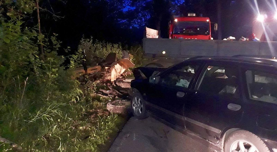 Po zderzeniu z volvo traktor rozsypał się na kawałki. foto: Policja Ciągnik rozpadł się na kawałki