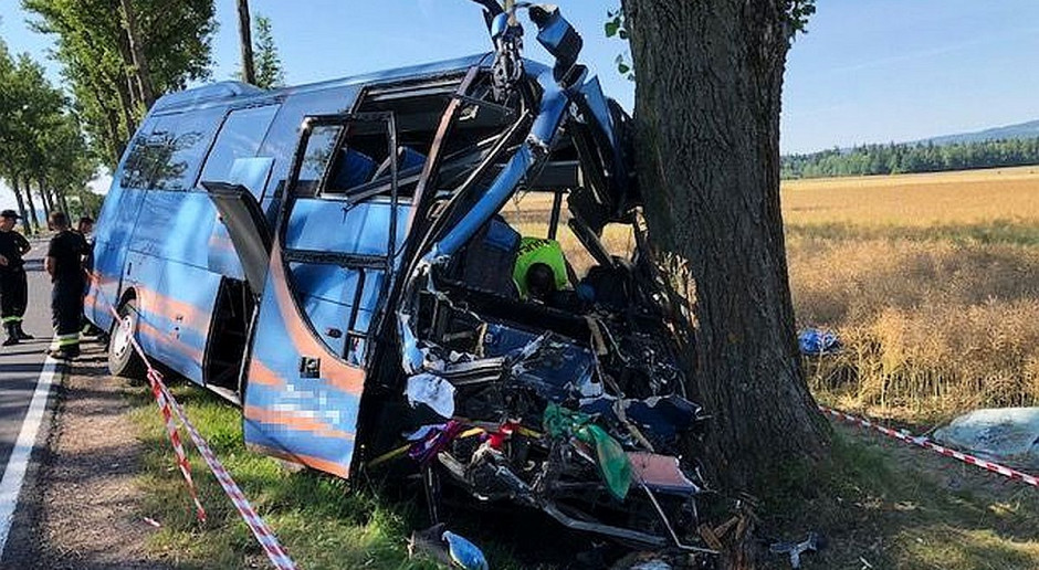Autobus staranował ciągnik, a następnie zatrzymał się na drzewie. foto: Policja Autobus najechał na ciągnik rolniczy