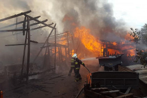 Pożar gospodarstwa - spłonął traktor i sprzęt rolniczy