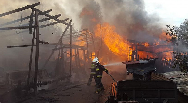 Pożar gospodarstwa - spłonął traktor i sprzęt rolniczy