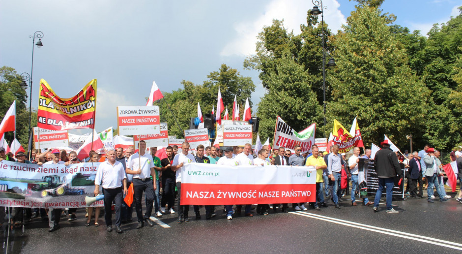 W piątek w Warszawie rolnicy demonstrowali przeciw niskim cenom skupu produktów rolnych; domagali się, by przetwórnie więcej płaciły za owoce, fot. I. Dyba Ardanowski zapowiada działania ws. wsparcia producentów owoców