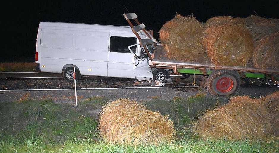 Kierowca dostawczego busa nie zauważył nieoświetlonej przyczepy. foto: Policja Samochód wjechał w przyczepę ze słomą