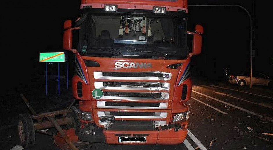 W wyniku zderzenia tir roztrzaskał zaprzęg na kawałki. foto: Policja Zderzenie furmanki z ciężarówką, zginął woźnica