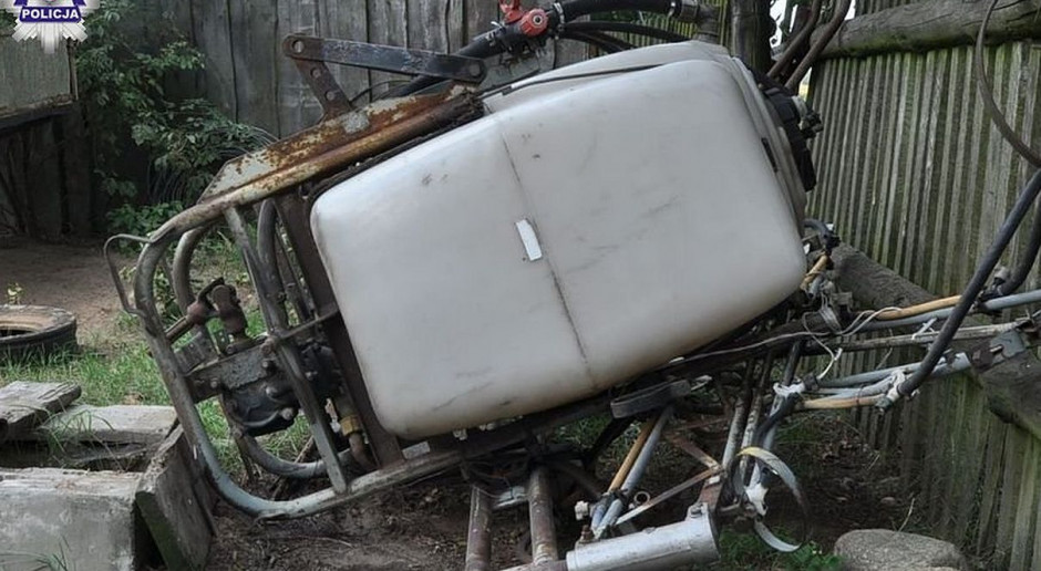 Urządzenie spadło z podpory i przygniotło dziecko. foto: Policja Opryskiwacz przygniótł trzyletnie dziecko