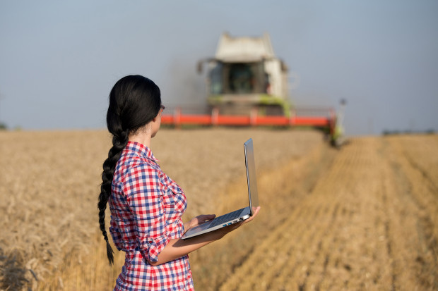 Nowe rozwiązania mają ułatwić rolnikom składanie wniosków i dokumentów, fot. Shutterstock Rząd zajmie się projektem, który umożliwi rolnikom składanie e-wniosków o wpis do ewidencji