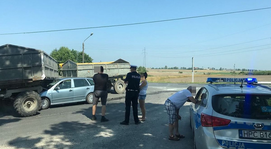 Skoda znalazła się pod jedną z przyczep, ciągniętych przez traktor. foto: Policja Skutki pośpiechu – autem pod przyczepę