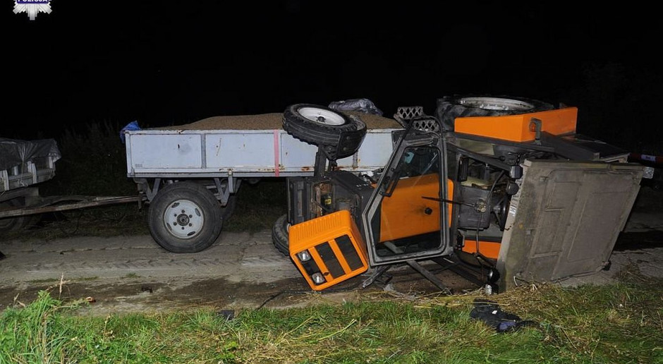 Nietrzeźwy kierowca nie zapanował nad traktorem. foto: Policja Wywrócił się ciągnik, ranny kierowca