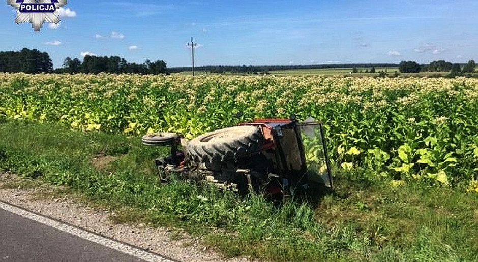 Wypadek wydarzył się wczoraj na drodze relacji Babice-Wola Obszańska. foto: Policja Kierowca się zagapił, ciągnik się przewrócił