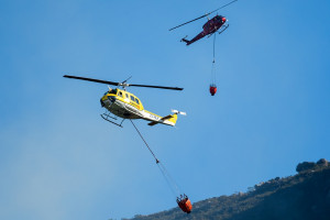 Szwajcaria: Woda dostarczana helikopterem dla bydła w Alpach 