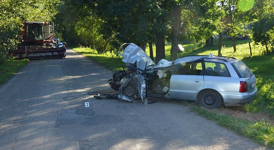 Audi zderzyło sie czołowo z kombajnem. foto: Policja Audi wjechało w kombajn, zginęła nastolatka