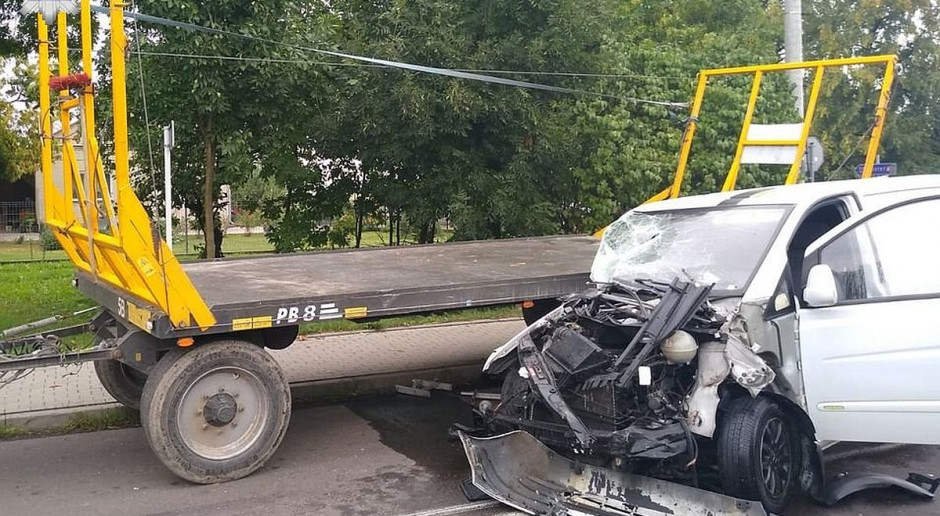 Marcedes nie ustąpił pierwszeństwa przejazdu i wjechał w przyczepę. foto: Policja Zderzenie busa z ciągnikiem rolniczym