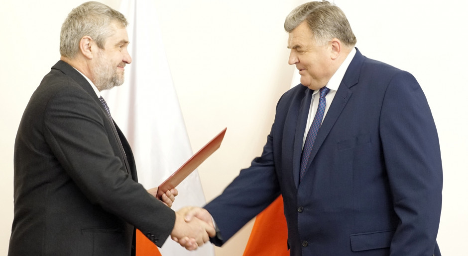 Akt powołania Tadeuszowi Romańczukowi wręczył minister rolnictwa Jan Krzysztof Ardanowski. Fot. www.gov.pl/rolnictwo/ Senator PiS Tadeusz Romańczuk nowym wiceministrem rolnictwa