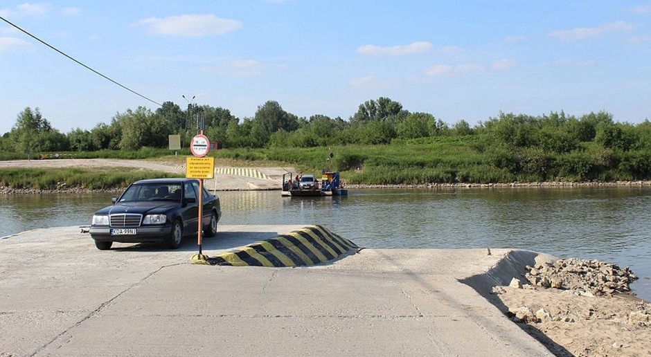 W wielu rejonach kraju przeprawa przez rzeki odbywa się takimi promami. foto: GT Samorządy dostaną wsparcie na budowy mostów