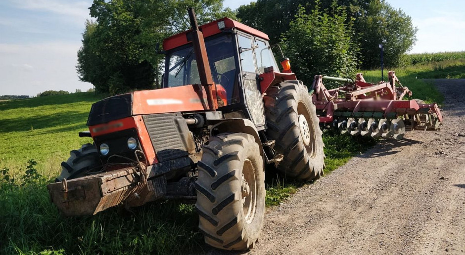Według policji, rolnik podczas wyprzedzania zawadził nastolatka na rowerze. foto: Policja Traktor potrącił nastoletniego rowerzystę