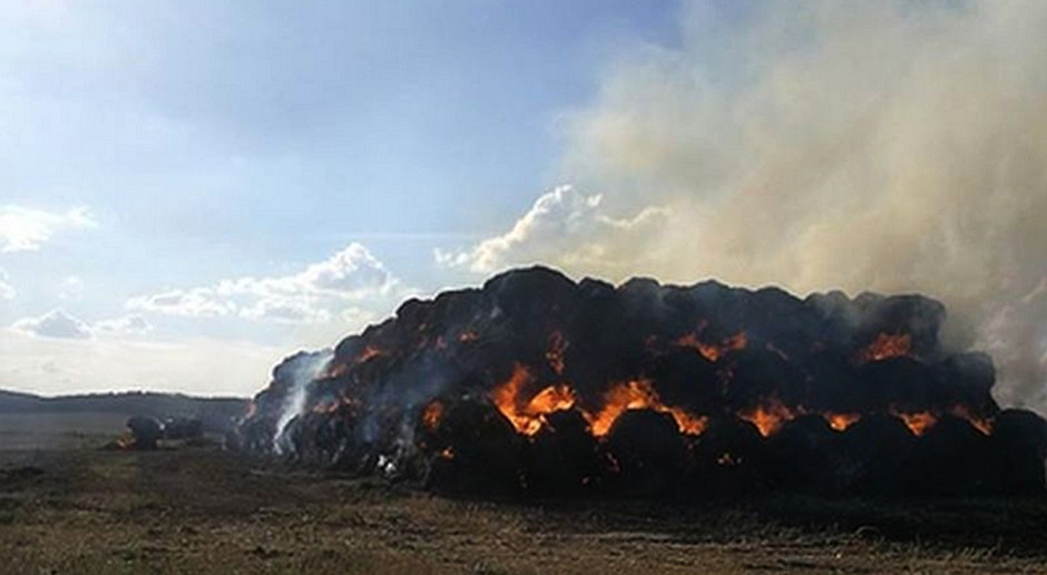foto: Straż Pożarna Zabawa dzieci zakończona pożarem słomy
