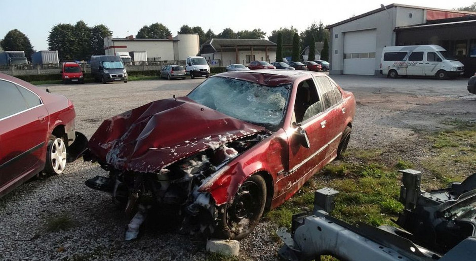 Rozbite bmw trafiło na policyjny parking. foto: Policja BMW rozjechało rolnika zrywającego maliny