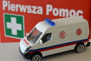 Po zderzeniu motorowerzysty i ciągnika rolniczego zablokowana dk 50 pod Płońskiem