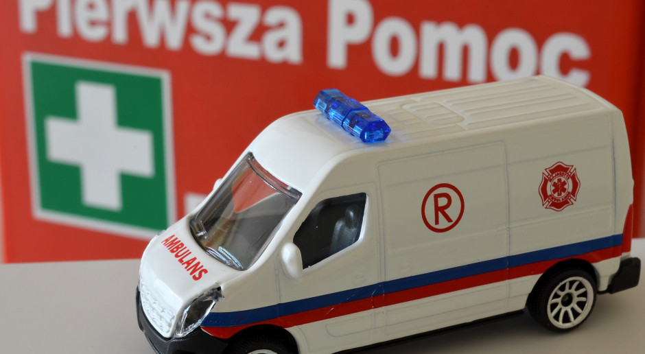 Fot. Shutterstock Porażenie prądem i pożar w czasie prac polowych - dwóch mężczyzn nie żyje