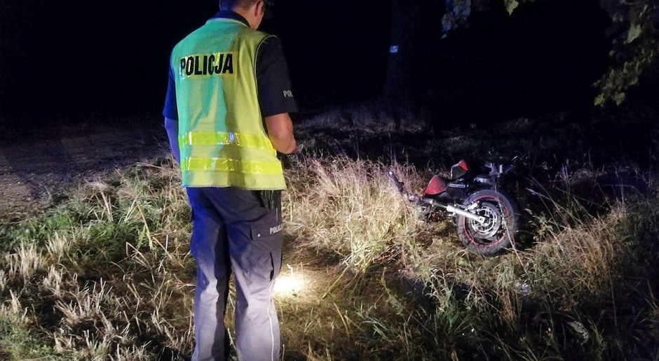 Motocyklista zginął na miejscu zdarzenia. foto: Policja Motocyklista zginął po zderzeniu z traktorem