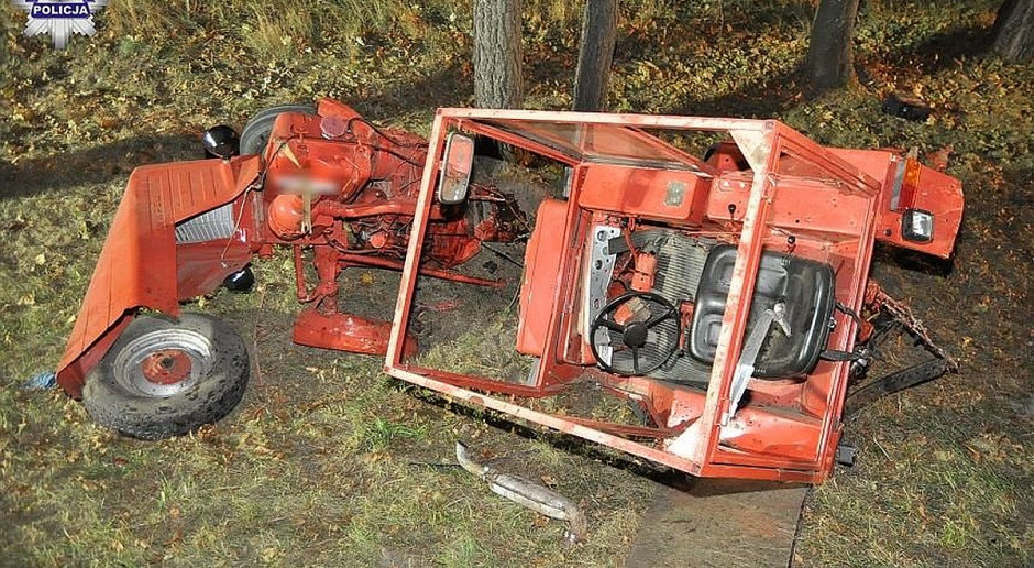 Ciągnik rozpadł się na części w wyniku zderzenia; Fot. Policja Volkswagenem w traktor