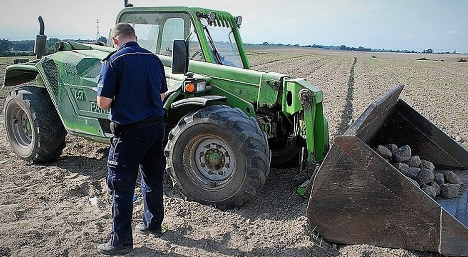 Do wypadku doszło na polu pod Gniewem; fot. Policja Ładowarka na polu przejechała kobietę