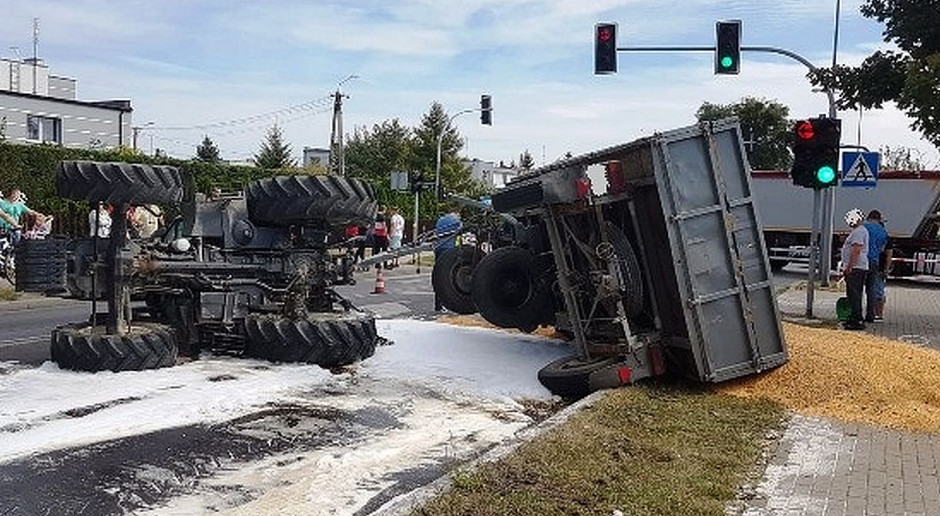 Wywrócone pojazdy zatarasowały drogę nr 92; Fot. KP PSP Słupca Wywrócił się traktor – kukurydza na jezdni