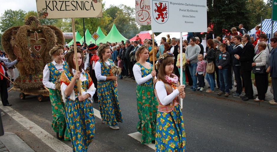 Tradycją spalskich dożynek jest korowód z wieńcami na głównej ulicy osady; Fot. GT Dożynki Prezydenckie w Spale