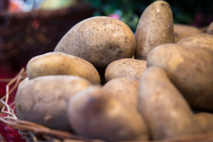 Bronisze: ożywienie w handlu, droższe niż przed rokiem jabłka i ziemniaki