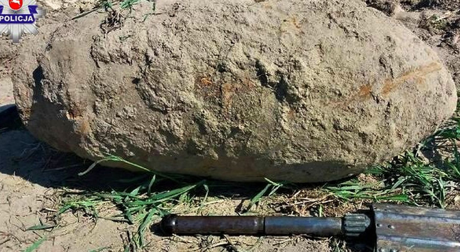 foto: Policja Rolnik wyorał na polu bombę lotniczą