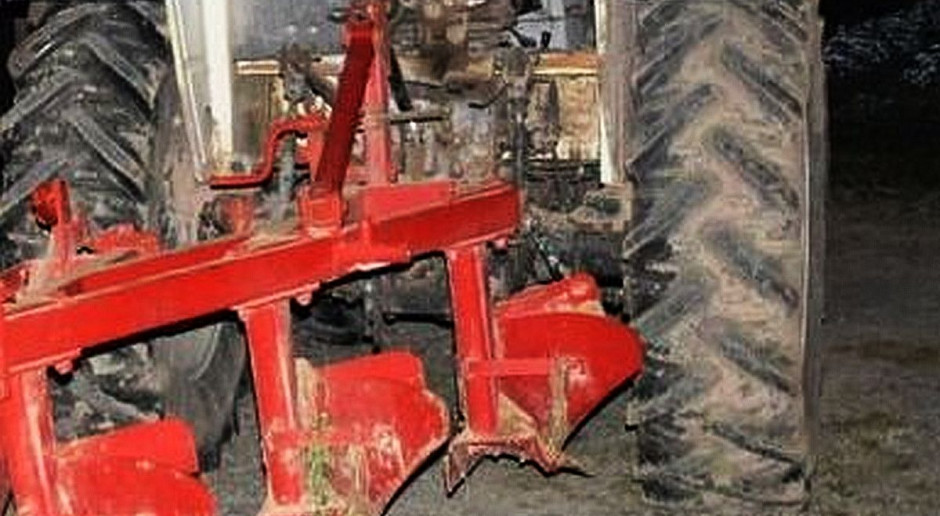 Do wypadku doszło podczas naprawy pługa foto: Policja Naprawiał pług i wpadł pod traktor