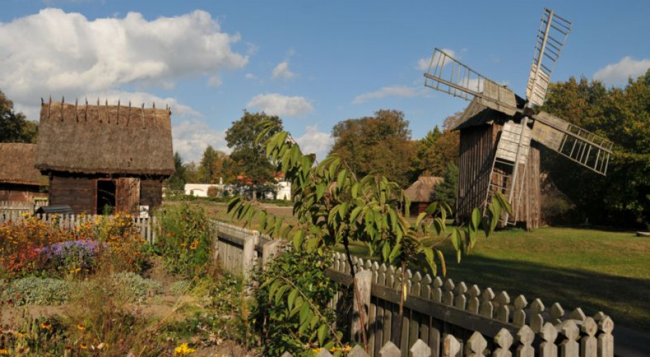 Fot. www.muzeumrolnictwa.pl Tradycyjne jesienne prace na wsi na festynie w muzeum w Ciechanowcu