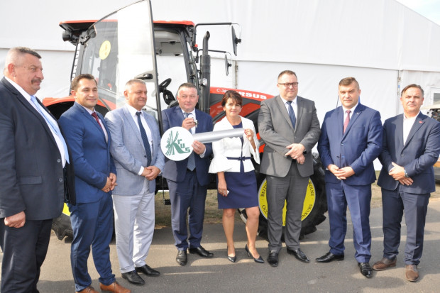 Laureaci konkursu KRUS odbierający główną nagrodę - Ursusa C-380 - na targach Agro Show 2018, fot. mat.prasowe Laureaci konkursu Bezpieczne Gospodarstwo Rolne nagrodzeni