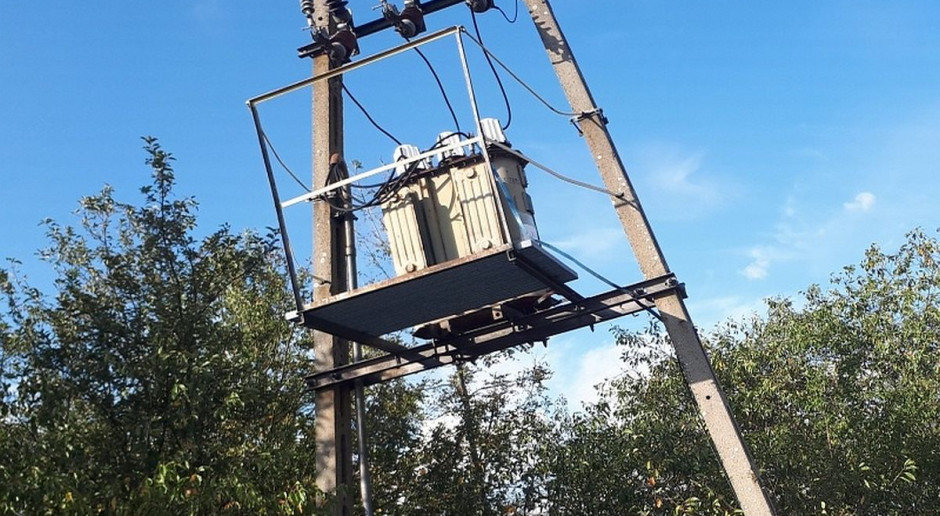 Mężczyzna kradł olej z transformatorów; fot. Policja Tankował samochód olejem z transformatorów