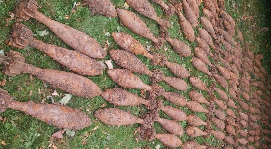 Łącznie na terenie posesji zabezpieczono ponad różnych 200 pocisków foto: Policja Niebezpieczne znaleziska w ogródku